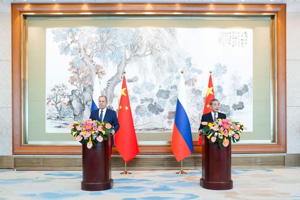 Menteri Luar Negeri Rusia Sergey Lavrov dan Menteri Luar Negeri China Wang Yi menggelar konferensi pers bersama usai melakukan pembicaraan, Selasa (9/4/2024). 