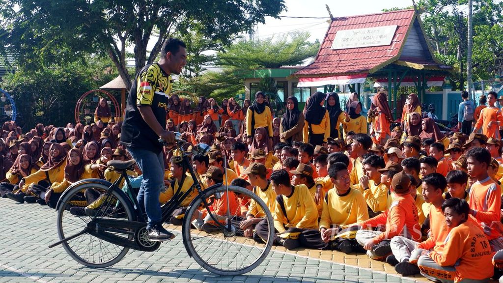 Pegiat sepeda tua mempertunjukkan atraksi sepeda lambat di depan siswa-siswi SMP Negeri 15 Banjarmasin di Kelurahan Kuin Utara, Banjarmasin Utara, Kota Banjarmasin, Kalimantan Selatan, Jumat (22/9/2023). 
