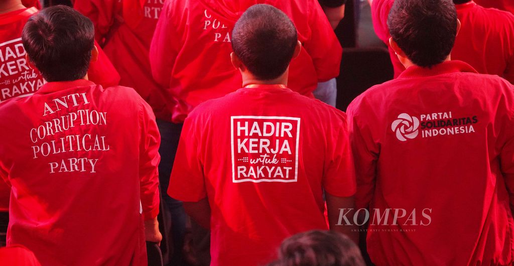 Baju dengan slogan yang dikenakan para kader Partai Solidaritas Indonesia (PSI) saat berkumpul dalam Kopi Darat Nasional (Kopdarnas) PSI di Tennis Indoor, Kompleks Gelora Bung Karno (GBK), Jakarta, Selasa (22/8/2023).