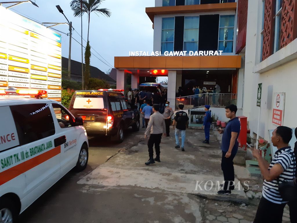 Tim evakuasi yang membawa rombongan Kepala Polda Jambi Inspektur Jenderal Rusdi Hartono tiba di Rumah Sakit Bhayangkara Jambi, Selasa (21/2/2023) sore. Para korban dalam perawatan medis.