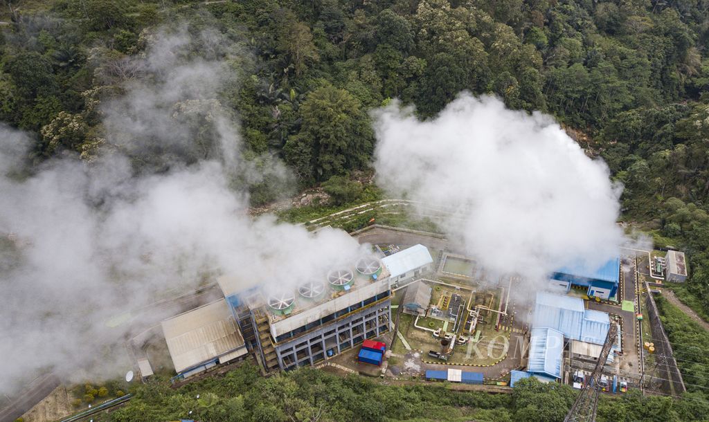 Foto udara Pembangkit Listrik Tenaga Panas Bumi (PLTP) Ulumbu di Desa Wewo, Kecamatan Satar Mese, Kabupaten Manggarai, Nusa Tenggara Timur, Senin (4/10/2021). Pembangkit yang mulai beroperasi tahun 2012 dengan kapasitas 4x2,5 megawatt (MW) ini menyumbang 13 persen listrik untuk Pulau Flores.