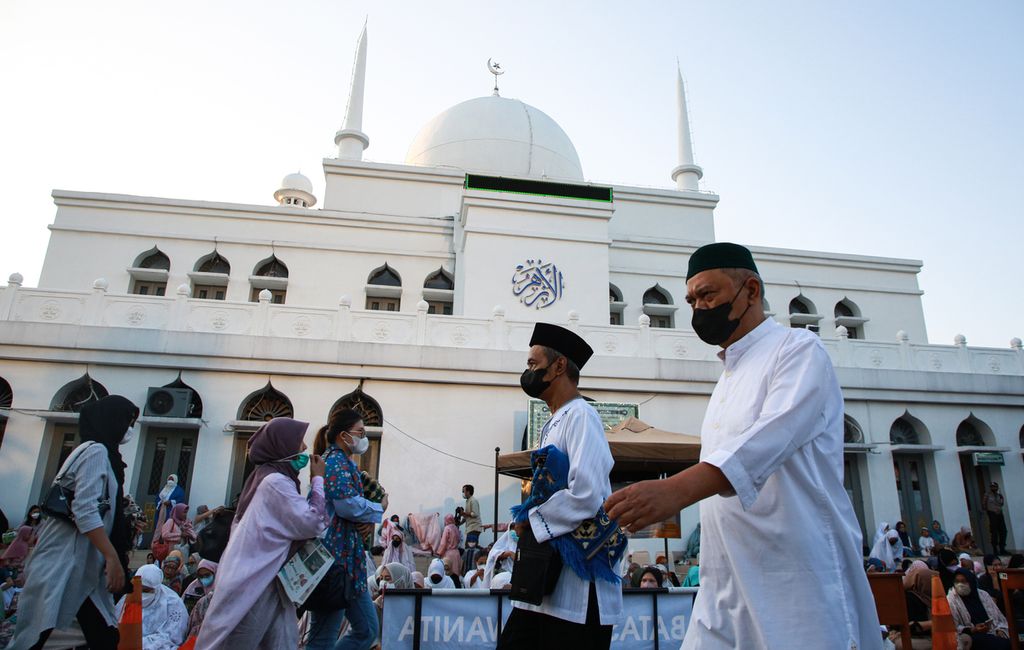 Jemaah berdatangan untuk menunaikan ibadah shalat Idul Adha di lapangan Masjid Agung Al Azhar, Kebayoran Baru, Jakarta Selatan, Minggu (10/7/2022).