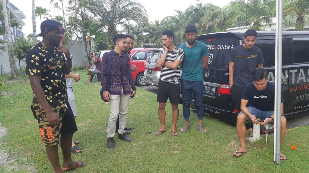 Para pemain tim sepak bola Kalteng Putra berkumpul hendak bertemu Gubernur Kalteng Sugianto Sabran, di Palangkaraya, Jumat (25/10/2019). Mereka ingin mengadu persoalan gaji yang belum dibayar dua bulan.
