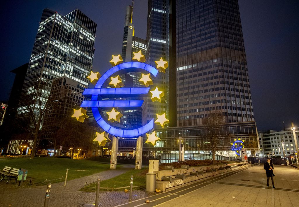 Seorang pria berjalan melewati patung Euro di Frankfurt, Jerman, 11 Maret 2021. Gubernur Bank Sentral Eropa (ECB) Christine Lagarde memutuskan kenaikan suku bunga inti ECB 0,5 persen.