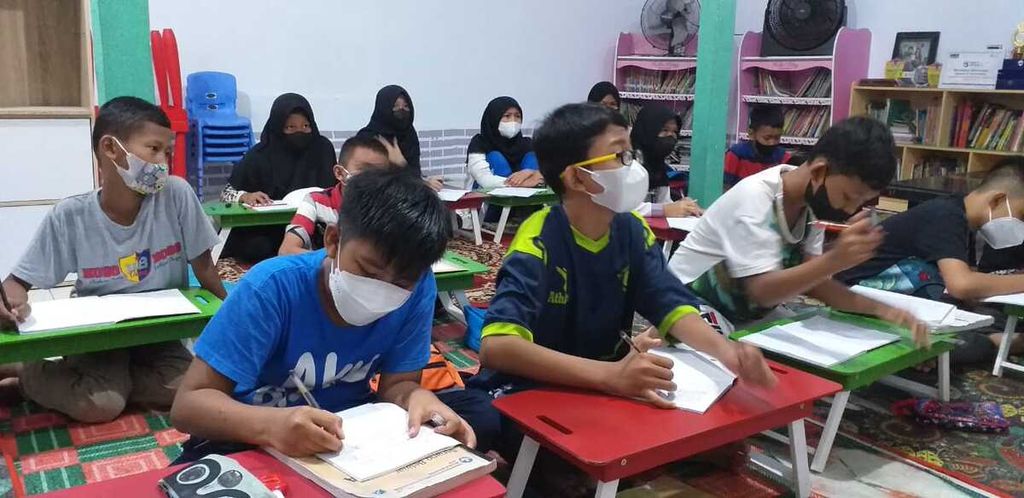 Sejumlah anak mengikuti kelas pendidikan anak usia dini di Sekolah Alternatif Anak Jalanan (SAAJA), Kuningan, Jakarta Selatan. SAAJA adalah sekolah nonformal yang didirikan agar anak-anak dari keluarga prasejahtera dapat mengakses pendidikan tanpa biaya. 