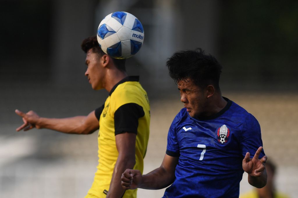 Pesepak bola Malaysia U-19, Muhammad Haqimi Azim Rosli (kiri), berebut bola dengan pesepak bola Kamboja U-19, Heng Sovanpanha (kanan), dalam laga penyisihan grup Piala AFF U-19 di Stadion Madya Senayan, Jakarta, Selasa (5/7/2022). Malaysia akan bertemu dengan Vietnam pada laga semifinal Piala AFF U-19 di Stadion Patriot Candrabhaga, Bekasi, Rabu (13/7/2022).