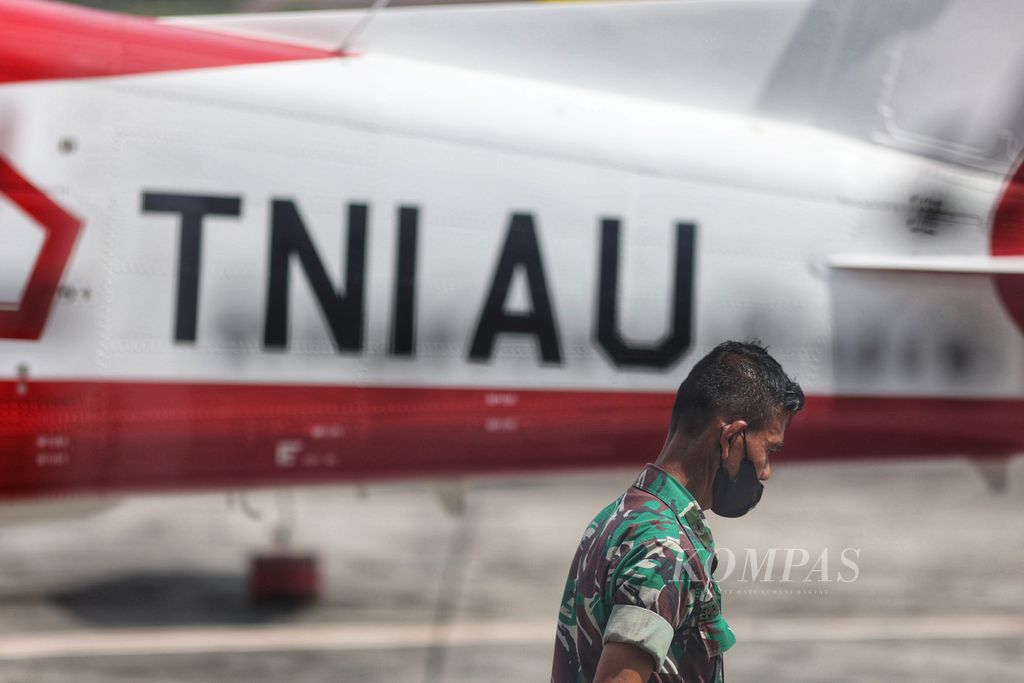 Personel TNI melintas di dekat pesawat KT-1B Woongbee milik Tim Aerobatik Jupiter TNI Angkatan Udara yang ditampilkan dalam ajang Jogja Air Show di Pangkalan Udara TNI AU Adisutjipto, Sleman, DI Yogyakarta, Jumat (23/9/2022). 