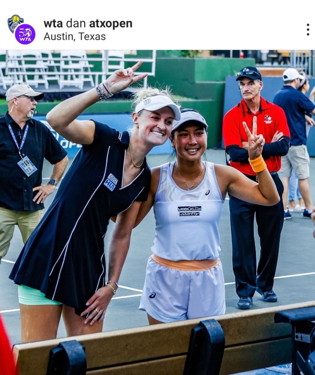 Petenis putri Indonesia, Aldila Sutjiadi (kanan), dan Erin Routliffe dari Selandia Baru berpose setelah menjuarai nomor ganda putri turnamen WTA 250 Austin, di Austin, Texas, Amerika Serikat, Minggu (5/3/2023). Pada laga final, mereka mengalahkan pasangan Nicole Melichar-Martinez/Ellen Perez (AS/Selandia Baru) dengan skor 6-4, 3-6, 10-8. 
