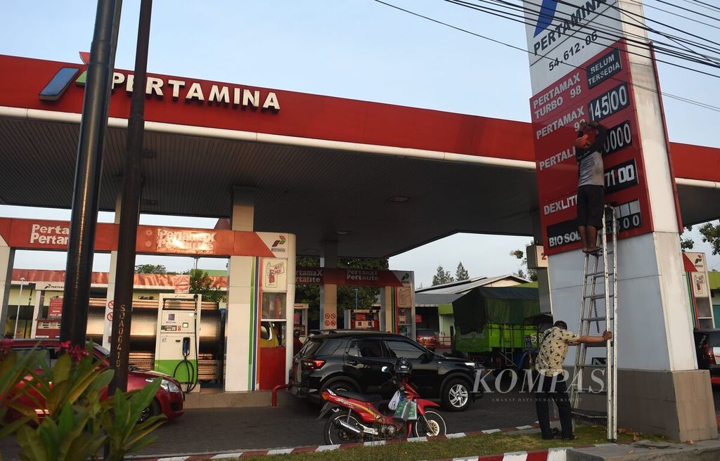 Petugas mengubah informasi harga BBM pasca-kenaikan harga di salah satu SPBU di Kabupaten Sidoarjo, Jawa Timur, Sabtu (3/9/2022). 