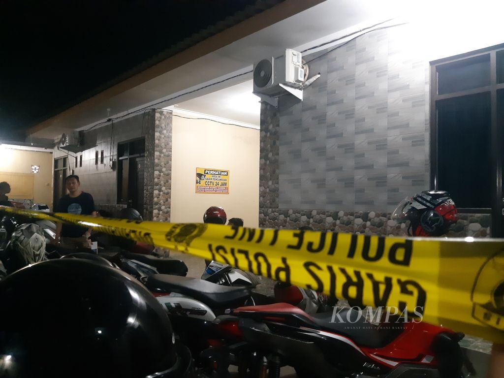 Garis polisi terpasang di salah satu indekos di Kecamatan Kedawung, Kabupaten Cirebon, Jawa Barat, Kamis (9/4/2024). Di indekos itu, polisi menemukan sesosok mayat perempuan yang diduga korban pembunuhan.