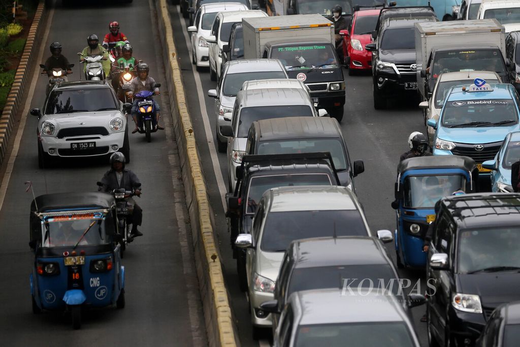  Kendaraan melalui jalur Transjakarta untuk menghindari kemacetan saat melalui Jalan Kramat Raya, Salemba, Jakarta Pusat, Selasa (17/12/2019). Kemacetan terjadi hampir sepanjang hari. Adanya proyek pembuatan gorong-gorong untuk kabel utilitas dalam tanah yang berada di badan jalan menjadi salah satu penyebab kemacetan tersebut.
