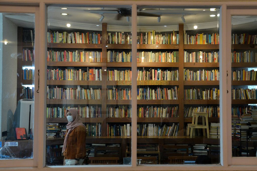 Deretan buku yang tersimpan di rak Perpustakaan Baca di Tebet, Jakarta Selatan, Sabtu (11/2/2023). 