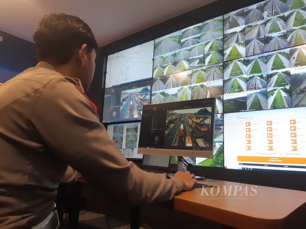 Officers monitor traffic flow on several toll roads at the Police Traffic Command Center Building, Kilometer 188 of the Cipali Toll Road, Cirebon Regency, West Java, on Monday (1/4/2024).