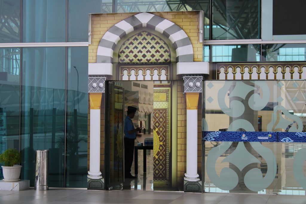 Salah satu petugas berjaga di pintu masuk terminal keberangkatan internasional BIJB Kertajati, Kabupaten Majalengka, Jawa Barat, Jumat (5/5/2023). Bandara ini menjadi salah satu embarkasi haji tahun ini dengan melayani lebih dari 8.000 jemaah dari Cirebon, Indramayu, Majalengka, Kuningan, Subang, dan Sumedang.