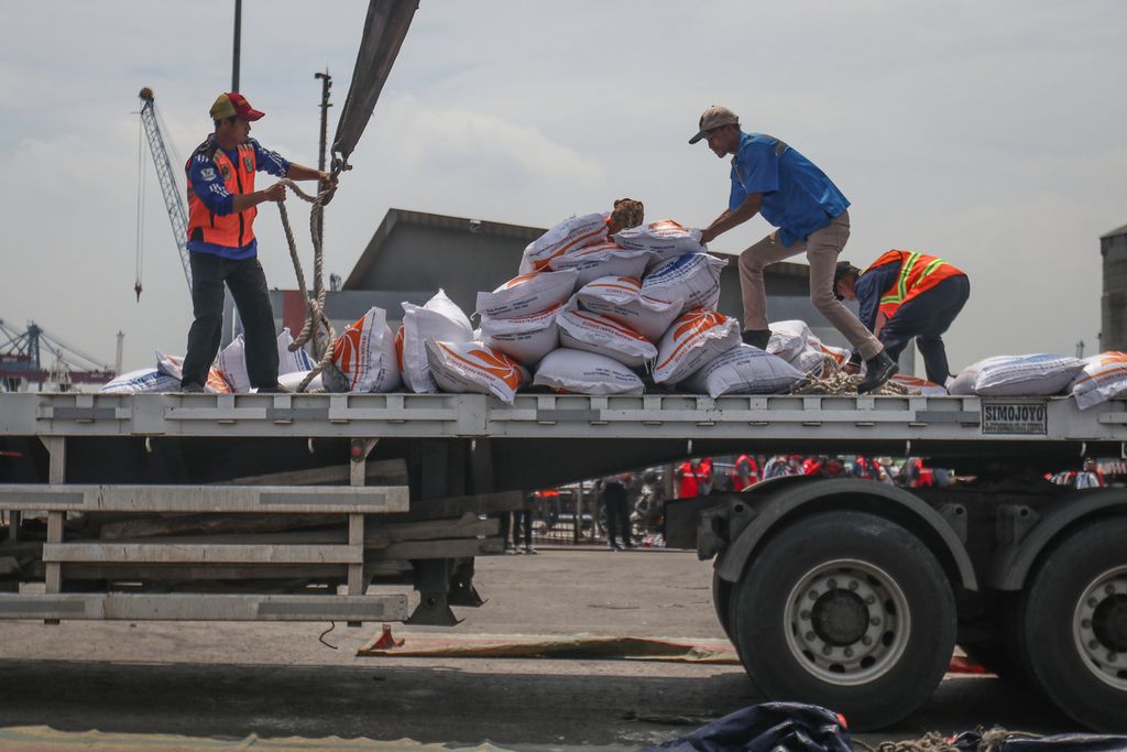 Para pekerja menata beras impor dari Vietnam di Pelabuhan Tanjung Priok, Jakarta Utara, Jumat (16/12/2022). Perum Bulog memastikan stabilitas harga beras setelah kedatangan 10.000 ton beras impor dari Vietnam.  