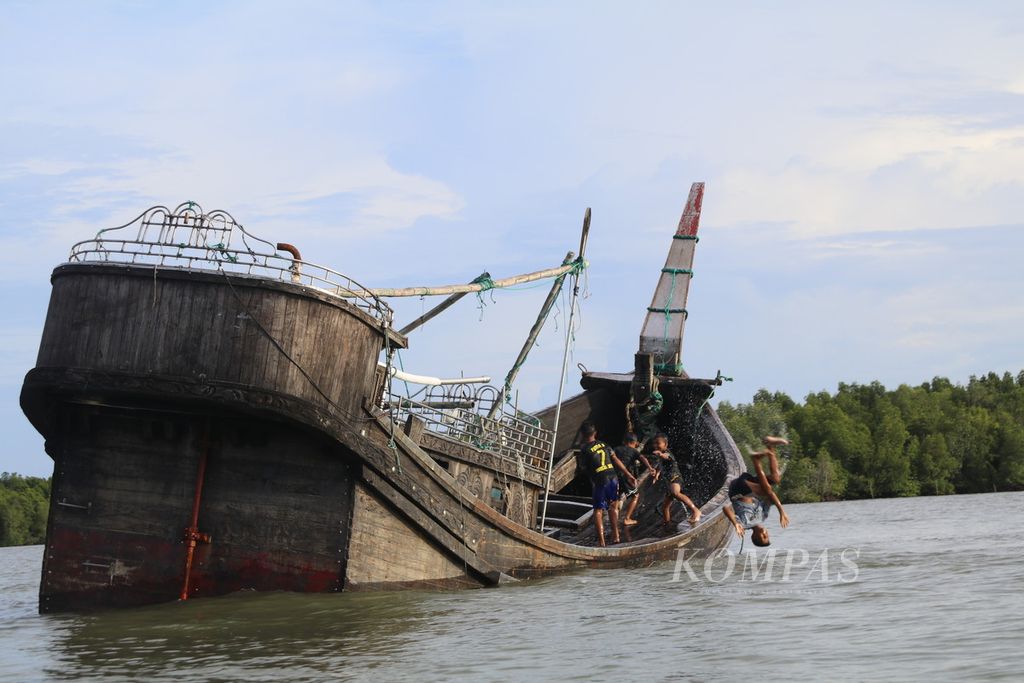 Kapal pengangkut pengungsi etnis Rohingya yang telah rusak dinaiki warga lokal di Desa Karang Gading, Kecamatan Labuhan Deli, Kabupaten Deli Serdang, Sumatera Utara, Rabu (17/1/2024). 