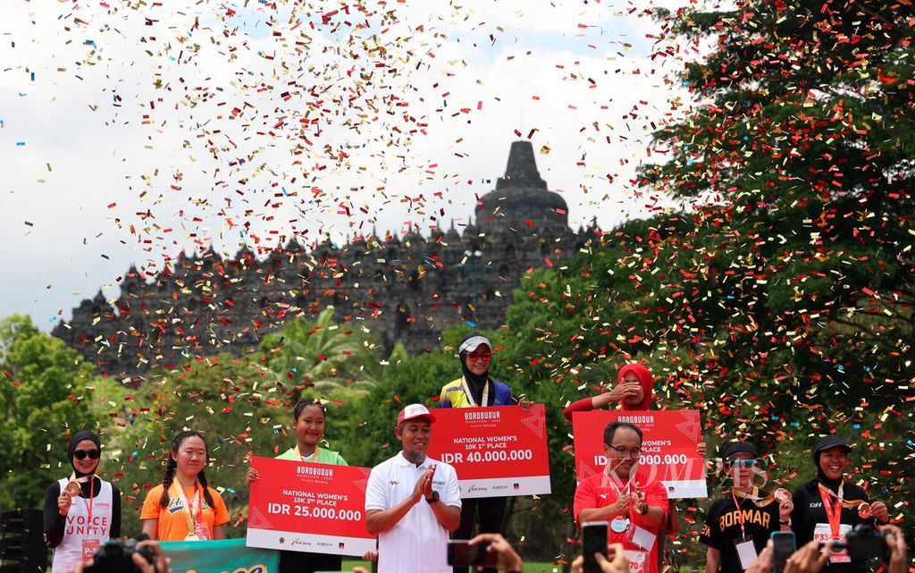 Ketiga pemenang Borobudur Marathon 2023 Powered by Bank Jateng kategori National Women's 10K saat naik podium untuk menerima hadiah di Taman Lumbini, Candi Borobudur, Kabupaten Magelang, Jawa Tengah, Minggu (19/11/2023). 