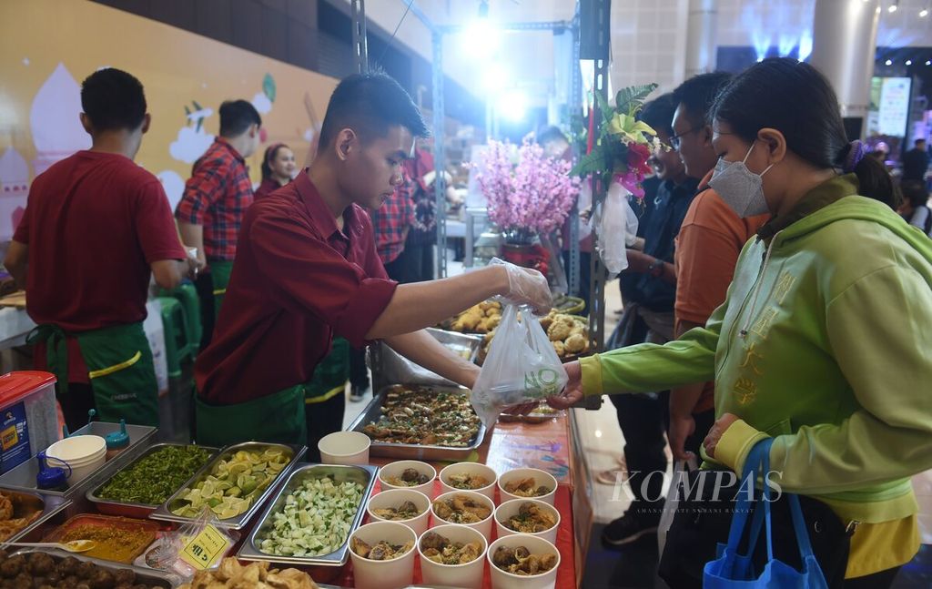 Pembeli mengambil pesanan di salah satu stan peserta Vegan Festival 2024 di Grand City, Surabaya, Jawa Timur, Kamis (25/1/2024). Kegiatan ini juga diisi dengan seminar dan demo masak. 