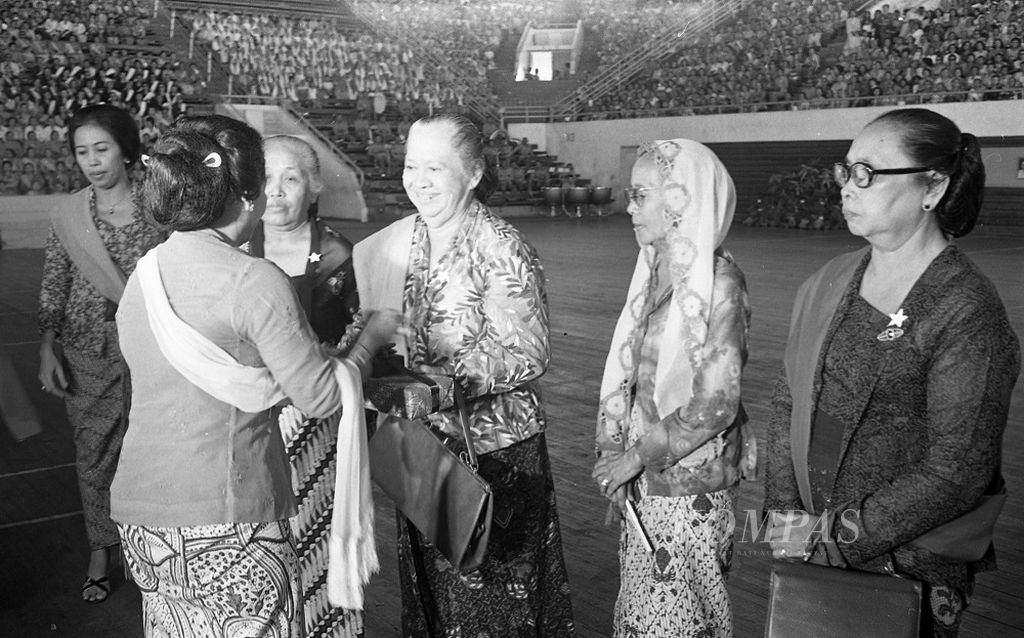 Sekitar 10.000 kaum ibu menghadiri peringatan Hari Ibu di Istora Senayan Jakarta Pusat (22/12/1972). Empat Ibu yang memelopori Kongres Perempuan di Yogyakarta pada 22 Desember 1928 yakni Ibu Soenarto Mangunpuspito, Ibu Kartowijono, Ibu Dr Moewardi dan Ibu Soelarso diberi tanda penghargaan oleh Ibu Negara Tien Soeharto.