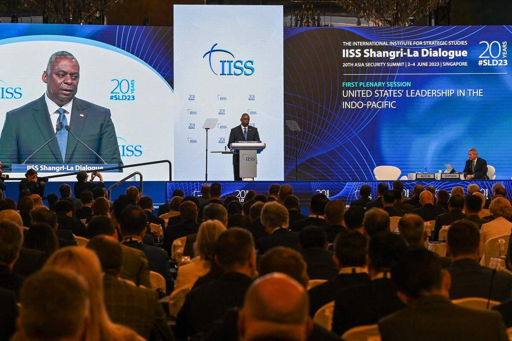 Menteri Pertahanan Amerika Serikat Lloyd Austin berpidato pada  Dialog Shangri-La ke-20 yang digelar International Institute for Strategic Studies (IISS) di Singapura, Sabtu (3/6/2023). 
