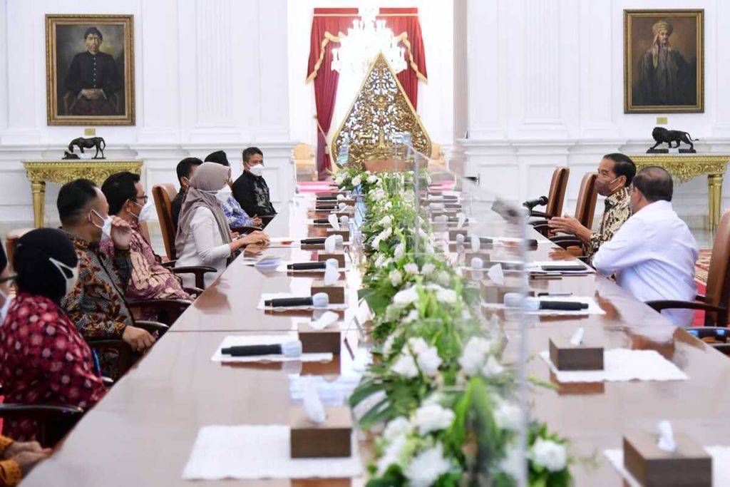 Presiden Joko Widodo menerima kedatangan sejumlah petani sawit swadaya di Istana Merdeka, Jakarta, Rabu (23/3/2022).