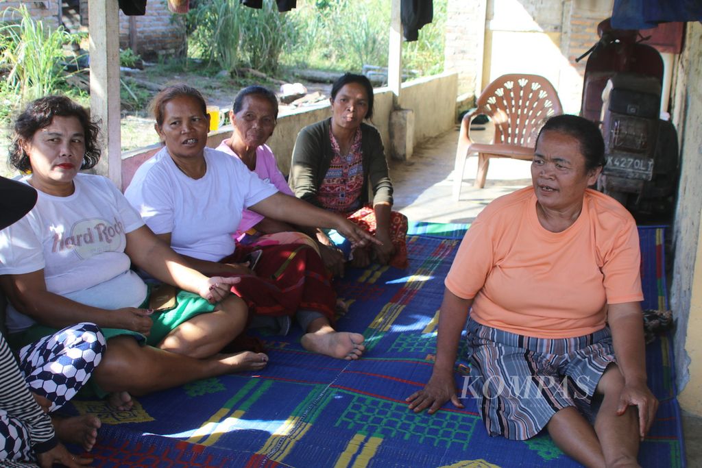 Para ibu pejuang reforma agraria berkumpul di Kelurahan Gurilla, Kecamatan Siantar Sitalasari, Kota Pematang Siantar, Sumatera Utara, Rabu (10/1/2024). 