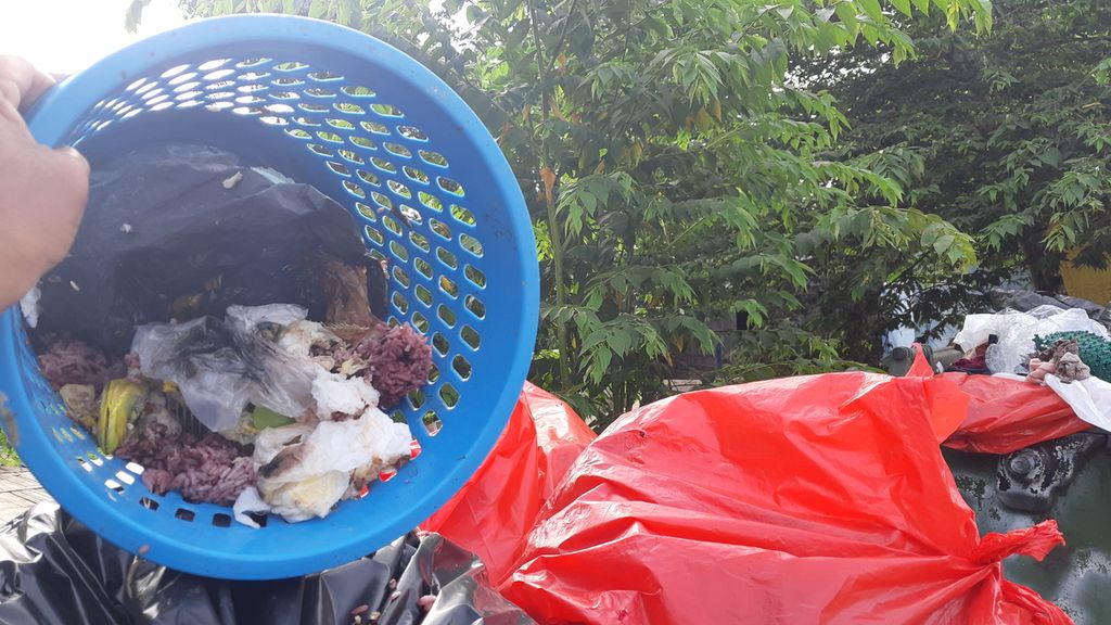 Residents throw their garbage in a temporary garbage dump in Oepura, Kupang City, East Nusa Tenggara on Sunday (12/12/2021). In that city, the location of the temporary garbage dumps is far apart.
