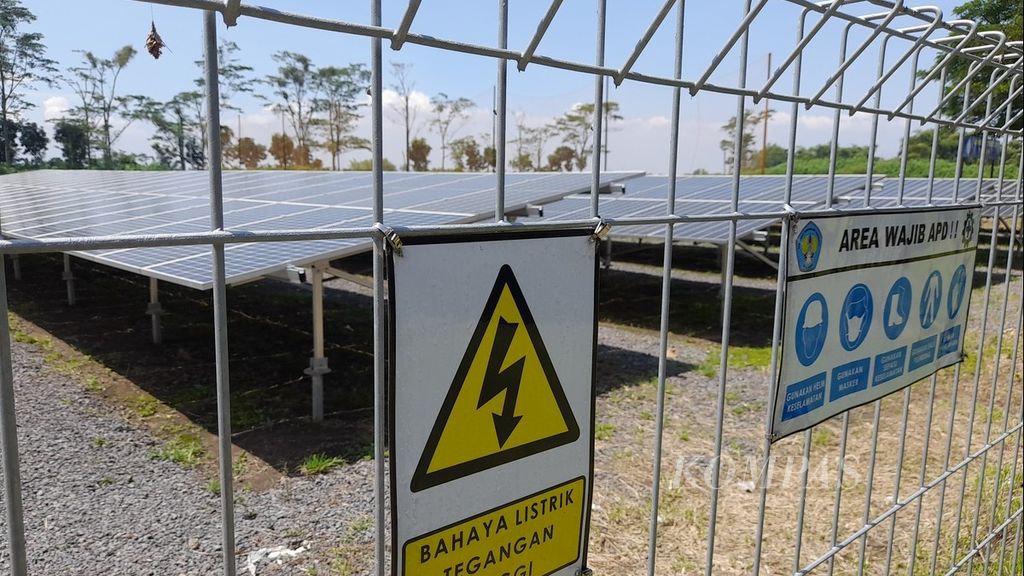 Dilihat dari luar pagar tampak deretan panel surya yang ada di dalam area kampus Institut Teknologi Nasional Malang, Jawa Timur, yang diresmikan oleh Kepala Staf Kepresidenan Moeldoko, Rabu (23/3/2022). PLTS ini memiliki kapasitas daya 500 kWp.
