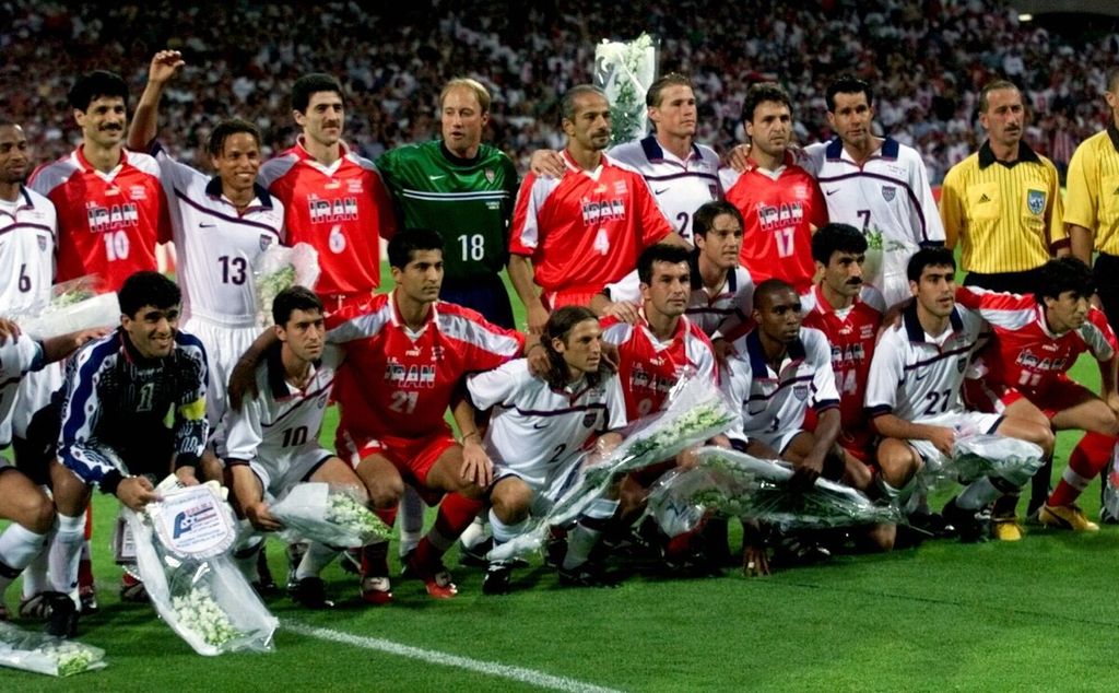 Arsip foto 21 Juni 1998 ini memperlihatkan tim Amerika Serikat dan Iran berfoto bersama sebelum laga kedua Grup F Piala Dunia Perancis 1998 di Stadion Gerland, Lyon, Perancis. Pada laga itu, Iran mengalahkan AS, 2-1.