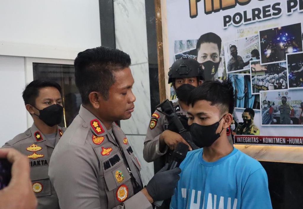 Polisi menanyai pelaku pembunuhan terhadap istri di Pemalang, Jawa Tengah, Kamis (22/9/2022).