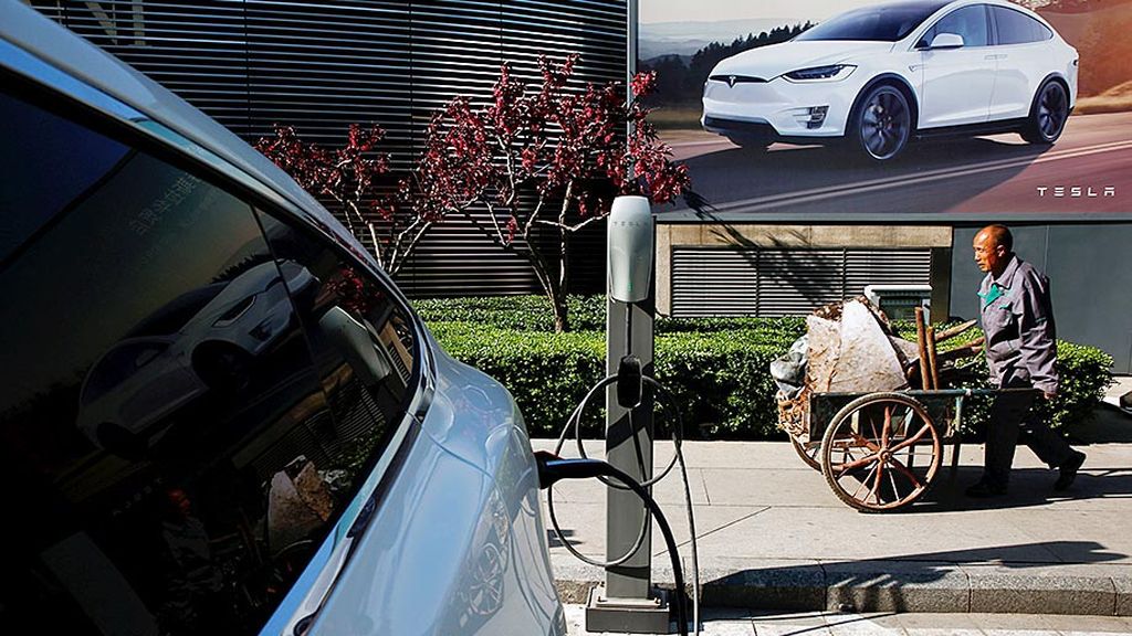 Sebuah mobil listrik  Tesla sedang ditambah daya di sebuah stasiun pengisian daya, di Beijing, China, Selasa (18/4). Tesla, produsen mobil listrik yang berbasis di California, Amerika Serikat, mendapatkan pasar yang sangat potensial di China yang ekonominya booming dalam dua dekade terakhir.
