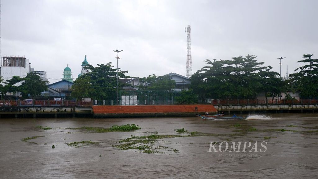 Kondisi Sungai Martapura di depan Balai Kota Banjarmasin, Kalimantan Selatan, Selasa (24/1/2023). Rumah warga yang berada di bantaran sungai tersebut akan menjadi sasaran utama gerakan bersih-bersih kolong rumah dari sampah plastik.
