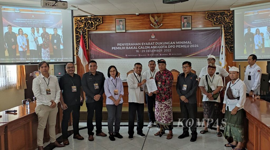 Jajaran komisioner KPU Bali didampingi Bawaslu Bali berfoto bersama bakal calon anggota DPD  di KPU Bali, Kota Denpasar, Senin (26/12/2022).