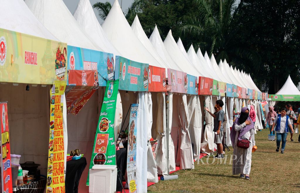A row of small businesses with various merchandise was present as they participated in the Semarang Introducing Market at Pancasila Field, Semarang City, Central Java, on Sunday (5/5/2024).