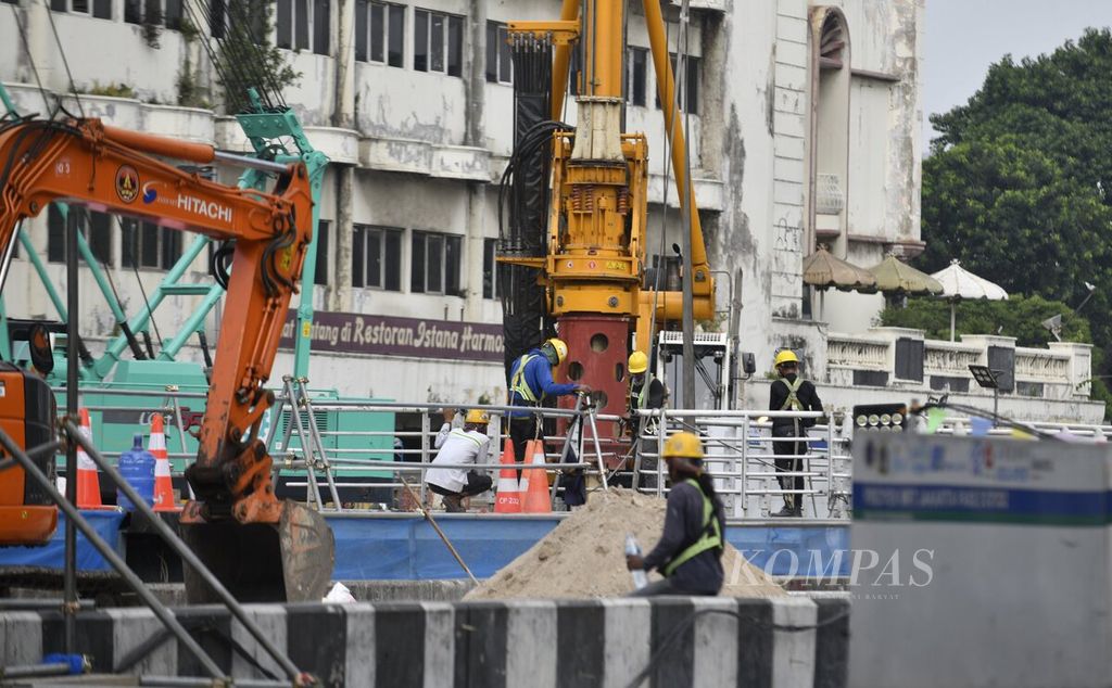 Pekerja menyelesaikan pembangunan konstruksi MRT di Halte Harmoni, Jalan Gajah Mada, Jakarta Pusat, Rabu (24/5/2023). 