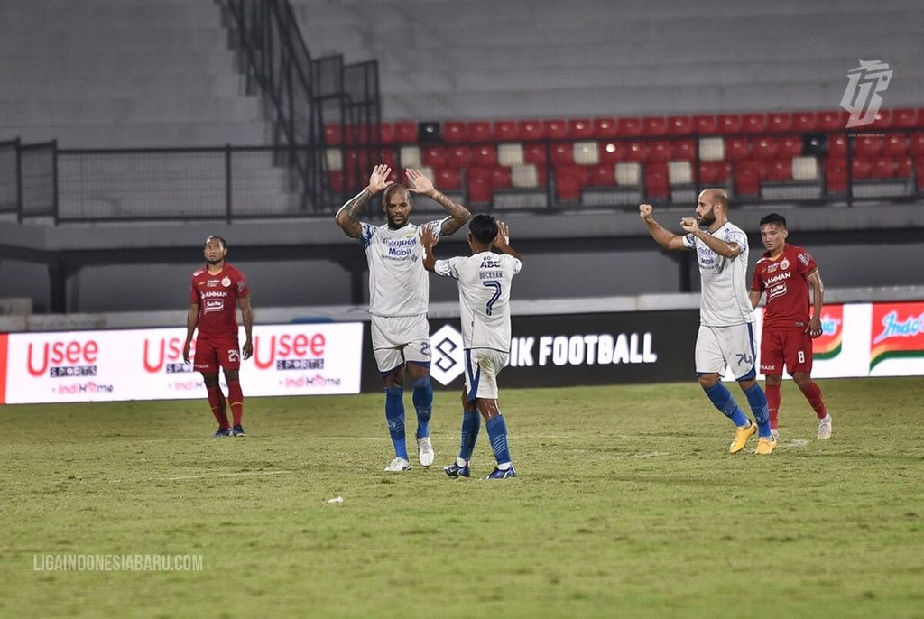 Pemain Persib Bandung merayakan gol yang dicetak David Aparecido da Silva dalam laga derbi Indonesia di BRI Liga 1 2021/2022 yang mempertemukan Persija Jakarta dengan Persib Bandung di Stadion Kapten I Wayan Dipta, Gianyar, Selasa (1/3/2022). 