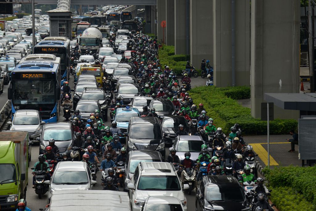 Sejumlah pengendara terjebak kemacetan di Jalan Gatot Subroto, Jakarta Selatan, Selasa (28/2/2023). 