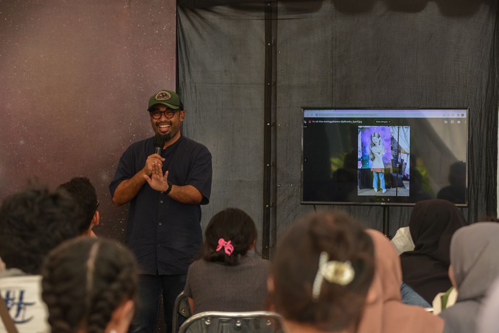 Sesi kelas fotografi bersama Kelas Pagi yang diisi oleh Andry Dilindra di tengah acara Kompasfest Creation 2023 di Dome Area, Senayan Park, Jakarta, Sabtu (17/6/2023). Harian <i>Kompas</i> kembali menyelenggarakan Kompasfest yang telah memasuki tahun ketiga pada tahun ini. 