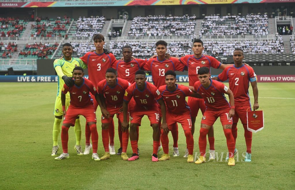 Tim Panama berfoto sebelum melawan Maroko dalam Piala Dunia U-17 2023 di Stadion Gelora Bung Tomo, Surabaya, Jumat (10/11/2023). Laga Maroko melawan Panama merupakan laga pertama Piala Dunia U-17. Indonesia akan menghadapi Panama pada lanjutan pertandingan Grup A, Senin (13/11/2023).