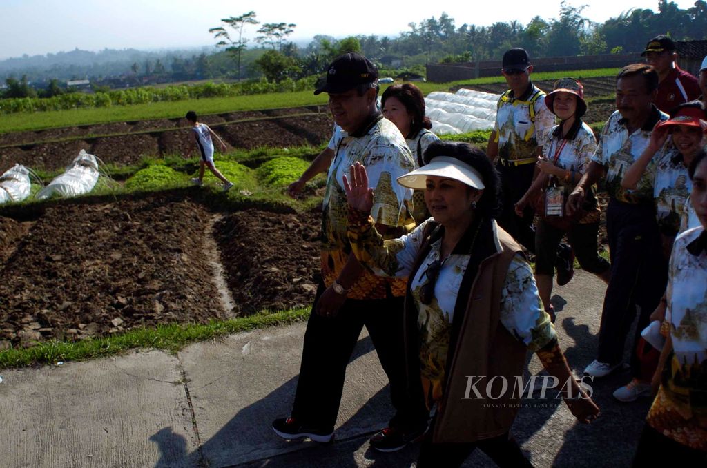 Presiden Susilo Bambang Yudhoyono didampingi Ny Ani Yudhoyono menyusuri kawasan di Desa Majaksingi, Borobudur, Magelang, Jawa Tengah, yang menjadi salah satu bagian rute Borobudur Interhash 2012 sejauh 4,25 kilometer, Sabtu (26/5/2012). Ajang ini diikuti sekitar 4.600 peserta dari 50 negara. 