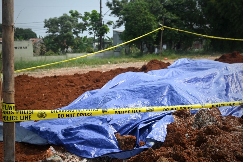 Beras yang dikubur di lahan warga di Jalan Tugu Jaya, Sukmajaya, Kota Depok, sudah digali dan dikeluarkan ke permukaan. Tumpukan beras dalam karung itu telah dipasang garis polisi, pada Minggu (31/7/2022) siang.