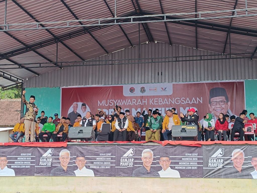 Calon wakil presiden nomor urut 3, Mahfud MD, berkampanye di hadapan ribuan nelayan dan petani di Kecamatan Muncar, Kabupaten Banyuwangi, Jatim, Jumat (29/12/2023). 