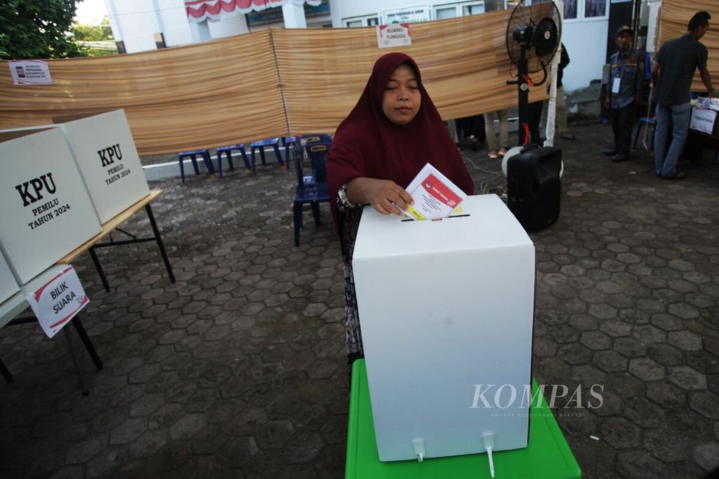 Proses pemungutan suara ulang di TPS 3 Kampung Kramat, Kecamatan Kuta Alam, Banda Aceh, berjalan lancar di bawah pengawasan petugas pemilu dan TNI-Polri, beberapa waktu lalu.