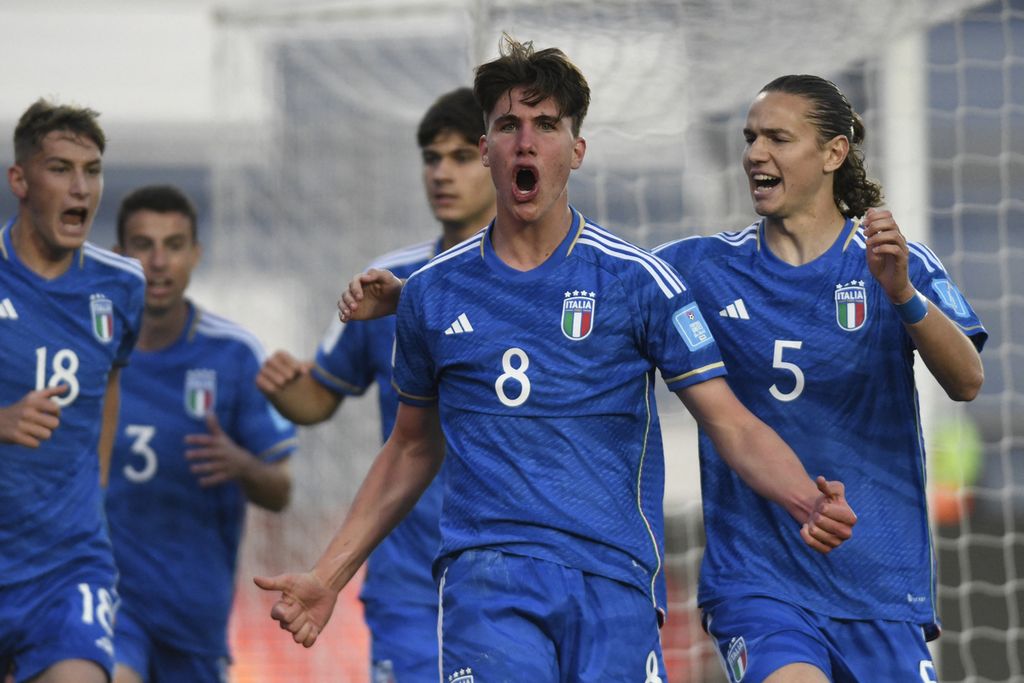 Cesare Casadei, gelandang Italia, merayakan golnya yang menjadi gol pertama Italia ke gawang Kolombia pada laga perempat final Piala Dunia U-20 2023, Minggu (4/6/2023) pagi WIB, di Stadion San Jose, Argentina. Italia menembus semifinal ketiga beruntun di ajang Piala Dunia U-20.