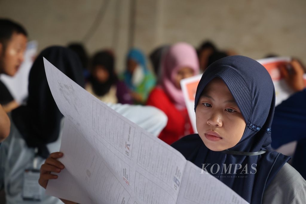 Azzahra (20), mahasiswi UPN Veteran Yogyakarta, turut menyortir surat suara pemilu di gudang KPU Kota Yogyakarta.