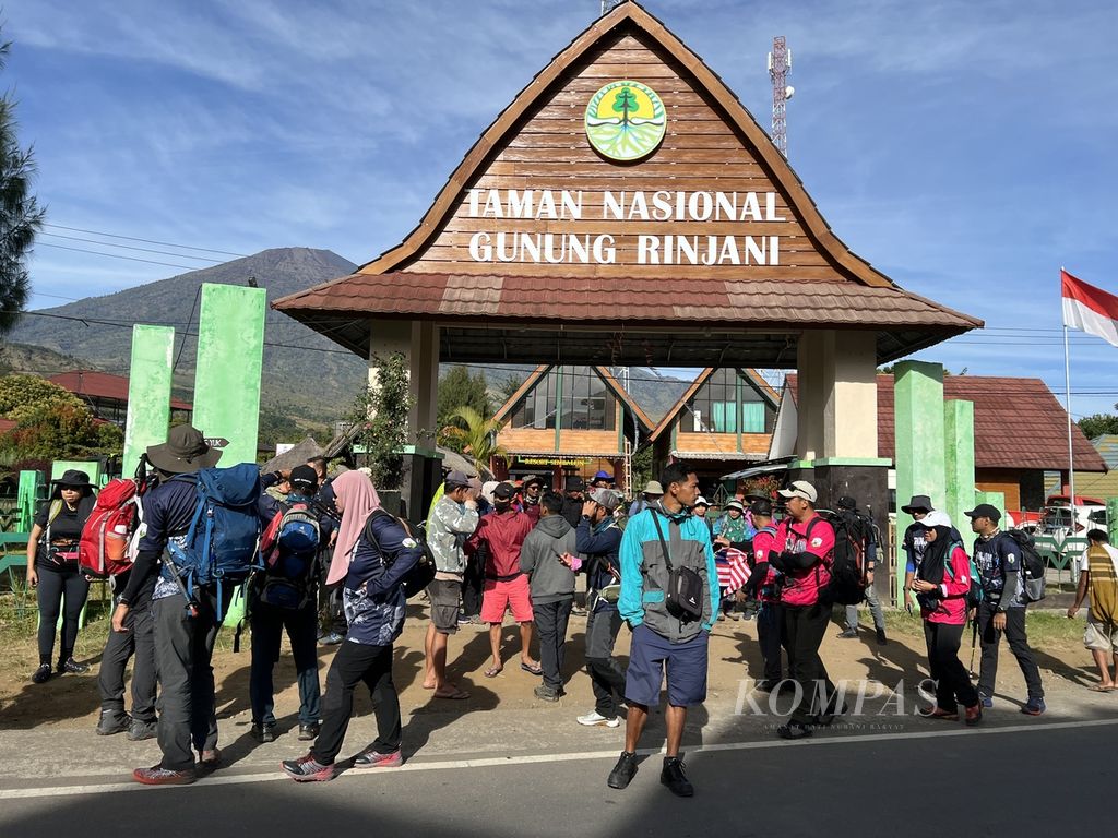 Rombongan wisatawan mancanegara yang akan mendaki memadati area pintu masuk Resort Sembalun Balai Taman Nasional Gunung Rinjani di Sembalun, Lombok Timur, Nusa Tenggara Barat, Minggu (4/9/2022). Seiring terkendalinya pandemi Covid-19 dan belakukan kuota normal pendaki, aktivitas pariwisata di kawasan Sembalun yang merupakan salah satu pintu pendakian Rinjani berangsur pulih. Sebelumnya, merebaknya pandemi Covid-19 memukul semua usaha terkait pendakian gunung berapi setinggi 3.726 meter di atas permukaan laut itu.