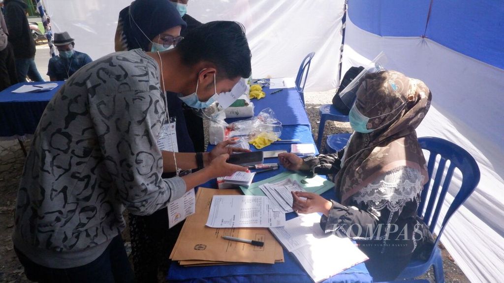 Saksi pasangan calon memotret daftar nama pemilih dari TPS 007 yang ikut memilih di TPS 001 Kelurahan Basirih Selatan, Kecamatan Banjarmasin Selatan, Kota Banjarmasin, Kalimantan Selatan, Rabu (28/4/2021).