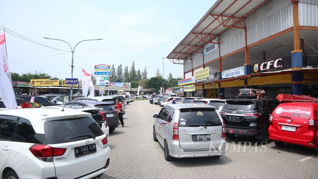 Kendaraan memasuki Rest Area 207A, Jalan Tol Palimanan-Kanci, Cirebon, Jawa Barat, Selasa (18/4/2023) siang. Polisi dan pengelola tol menerapkan sistem buka tutup area istirahat untuk mengurai kepadatan saat arus mudik Lebaran.