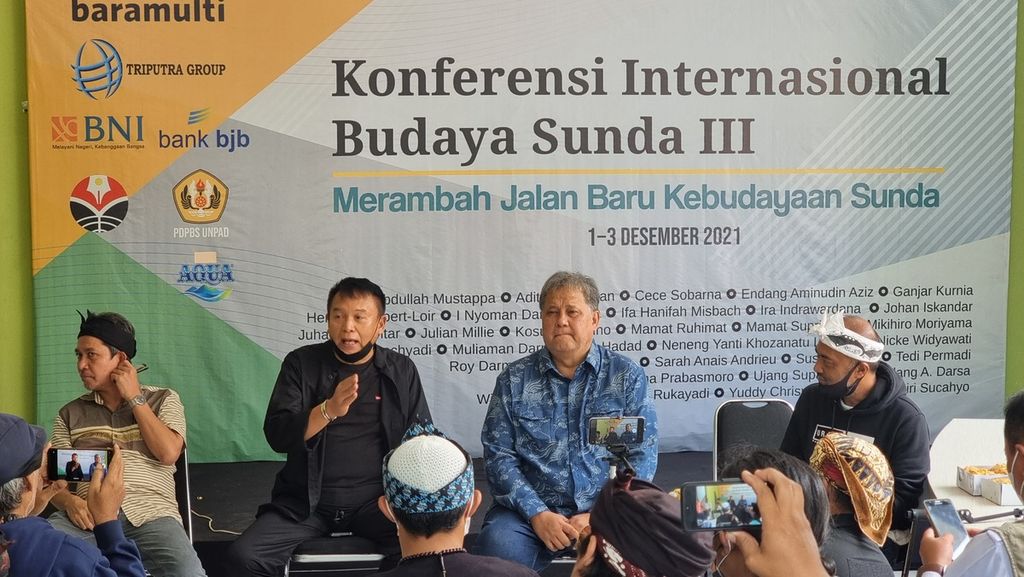 Kader PDI-P asal Jawa Barat, TB Hasanuddin (kedua dari kiri), memberikan pernyataan di hadapan pemerhati budaya Sunda di Perpustakaan Ajip Rosidi, Kota Bandung, Jawa Barat, Rabu (19/1/2022).