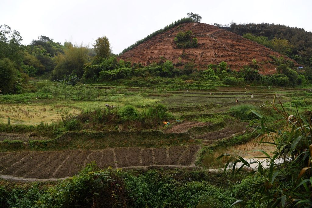 Foto lokasi jatuhnya pesawat China Eastern MU5375 di Wuzhou, Guangxi, China, Kamis (24/3/2022).